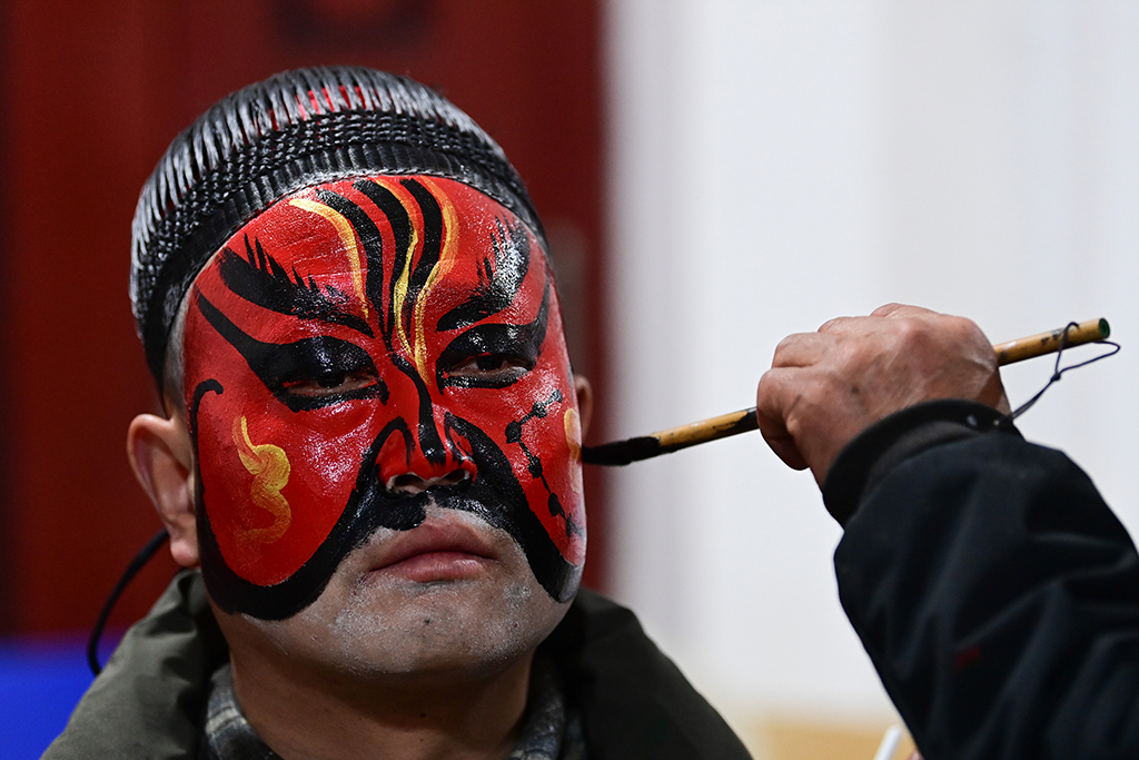 3月2日凌晨，老艺人为陇县黄花峪村社火队队员绘制社火脸谱。