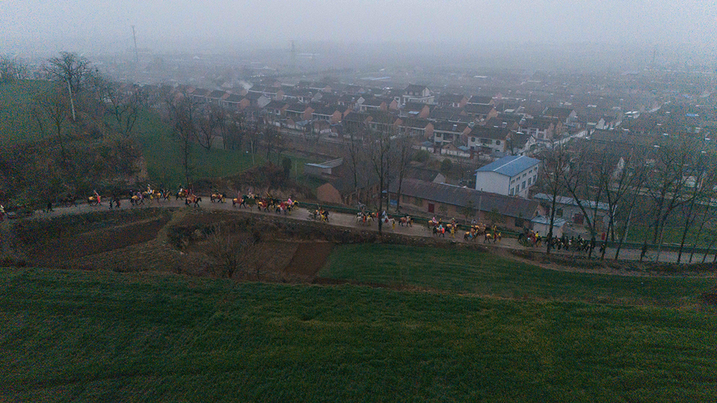 3月2日,陇县黄花峪村社火队在游演途中(无人机照片)。