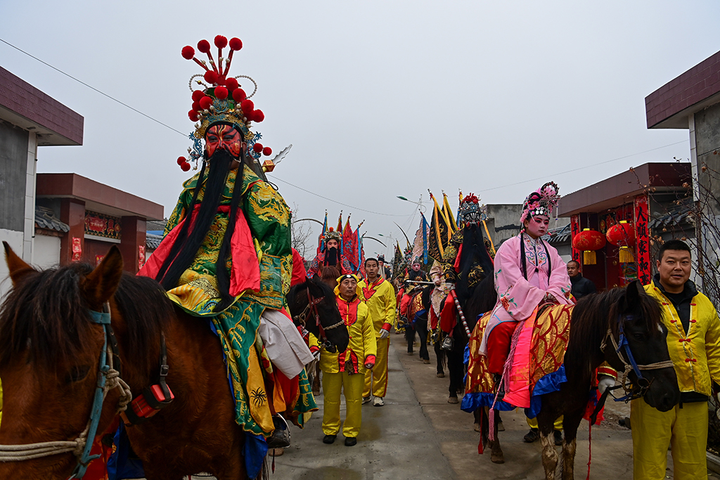 3月2日,陇县黄花峪村社火队在游演途中。