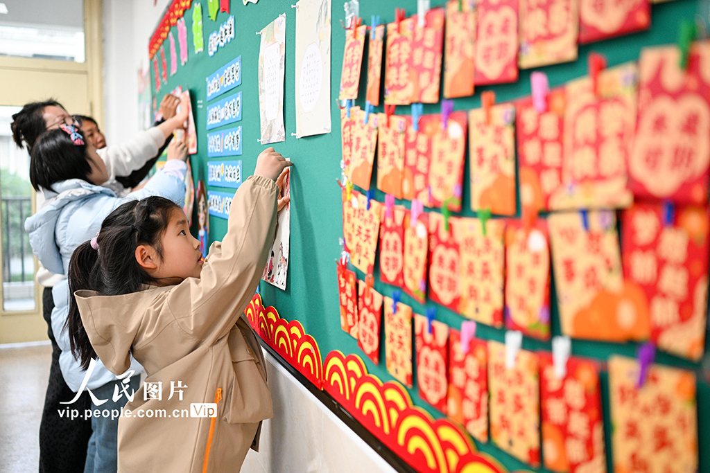 2026年3月2日,江苏南京雨花台区实验小学善水湾分校的学生在教室里绘制新学期黑板报。方东旭摄(人民图片网)