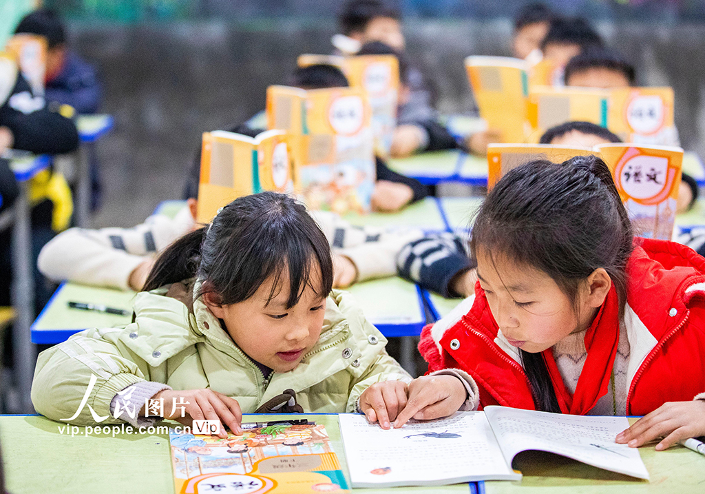 2026年3月2日,贵州从江县刚边壮族乡中心小学学生在教室里翻阅新课本,迎接新学期的学习生活。罗京来摄(人民图片网)