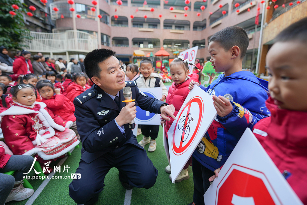 2026年3月2日,四川遂宁市船山区顺城街幼儿园开展“开学第一课”,民警现场讲解交通标志,普及交通安全知识。刘昌松摄(人民图片网)
