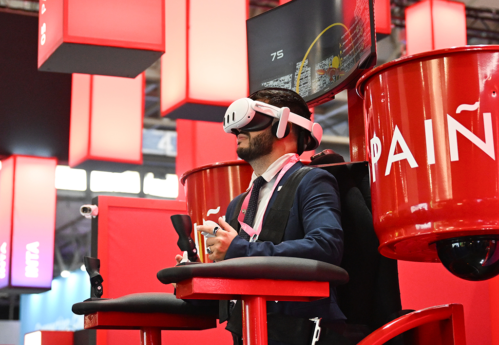 3月2日,在西班牙巴塞罗那,一名参观者体验人体控制系统。