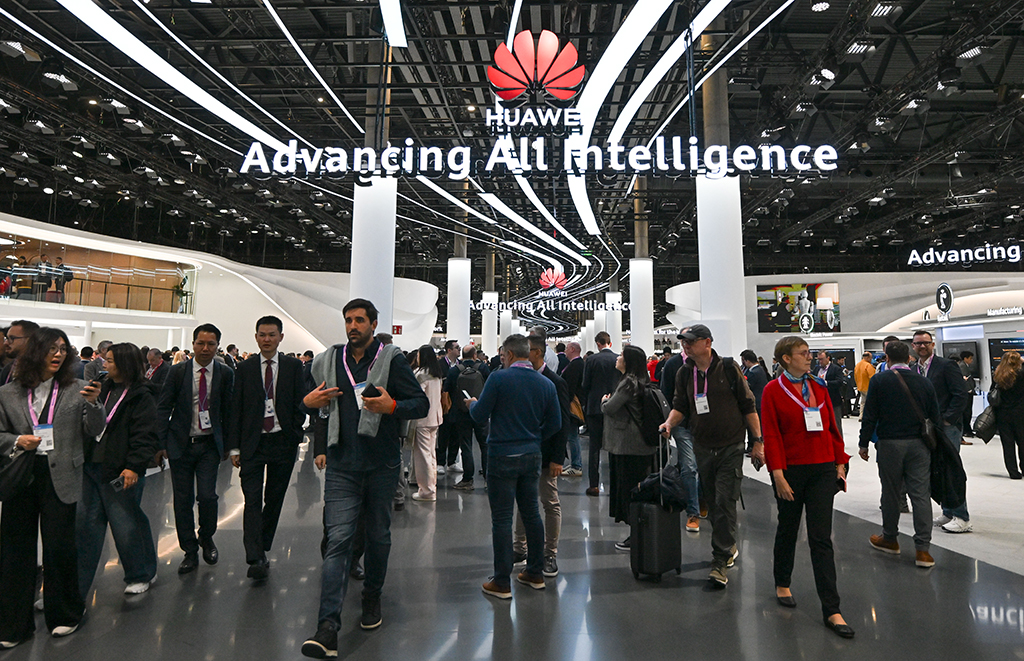 3月2日,在西班牙巴塞罗那,人们在华为展区参观。