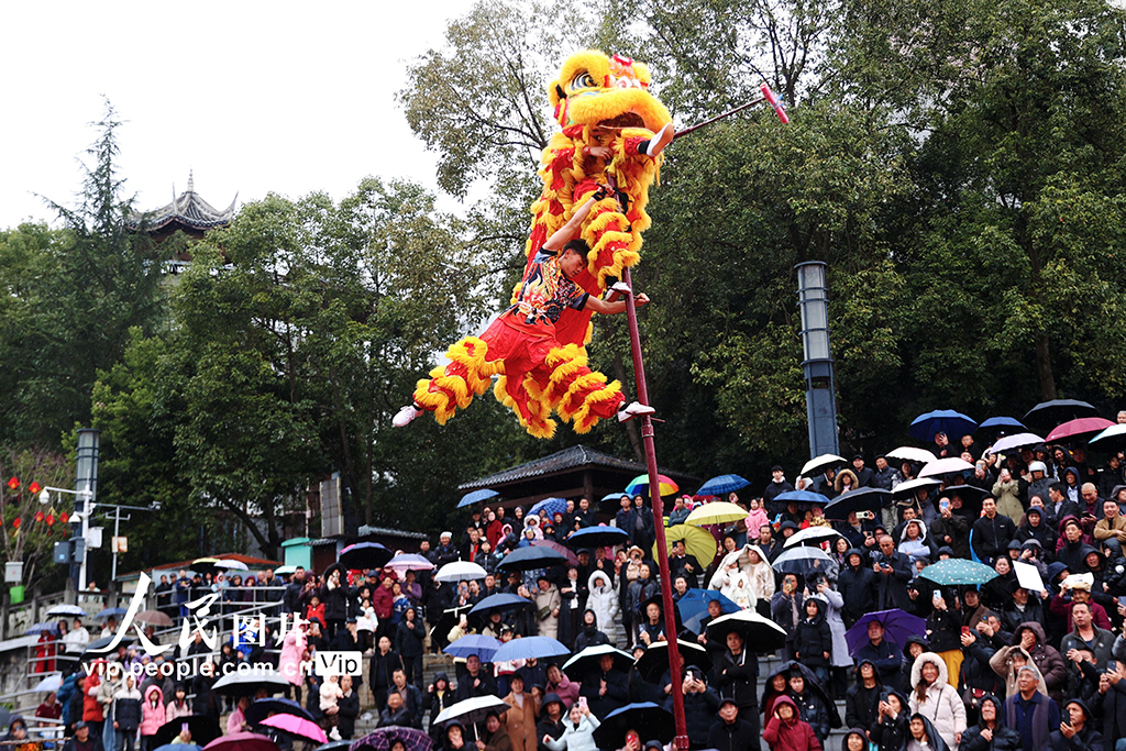 2026年3月2日,重庆黔江区武陵水岸,民间艺人表演高杆舞狮。当日,黔江区举办第十八届龙狮大会,来自全区的15支传统龙狮队、花灯队表演了舞龙、舞狮、划彩龙船等节目,吸引众多市民观看,热热闹闹迎接元宵节。杨敏摄(人民图片网)