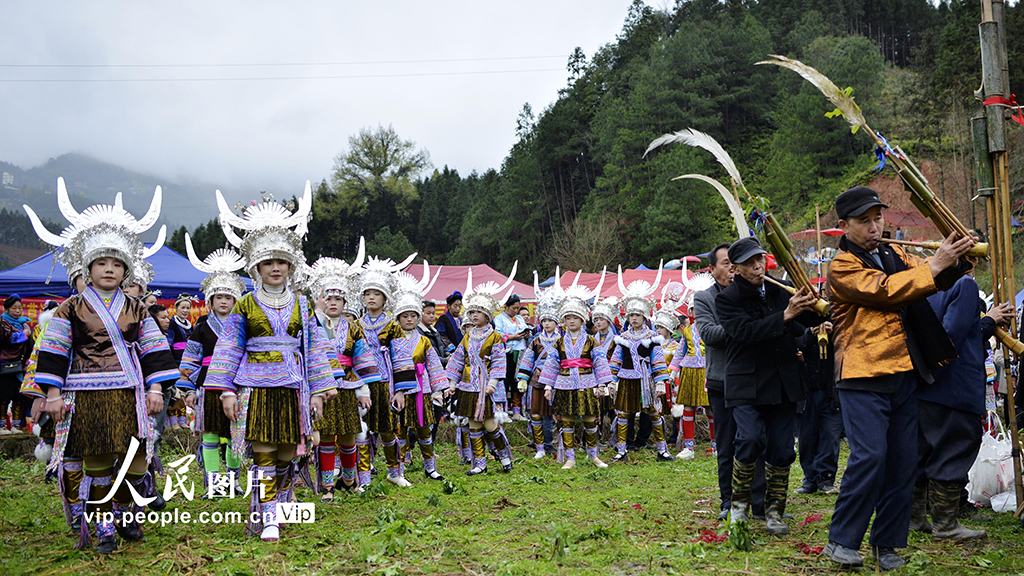 2026年3月2日,广西融水苗族自治县白云乡帮阳村举办“更喔十四坡”传统坡会,当地苗族群众载歌载舞,欢庆元宵佳节。兰堃摄(人民图片网)