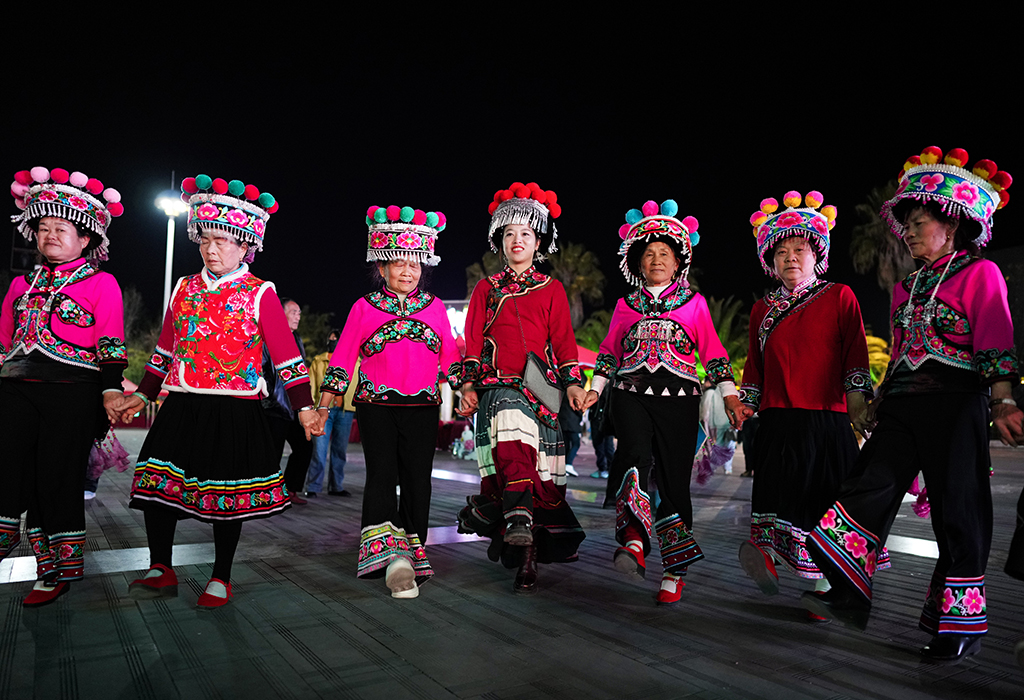 2月9日，金瑞瑞（中）在云南省牟定县与当地群众一起跳舞。