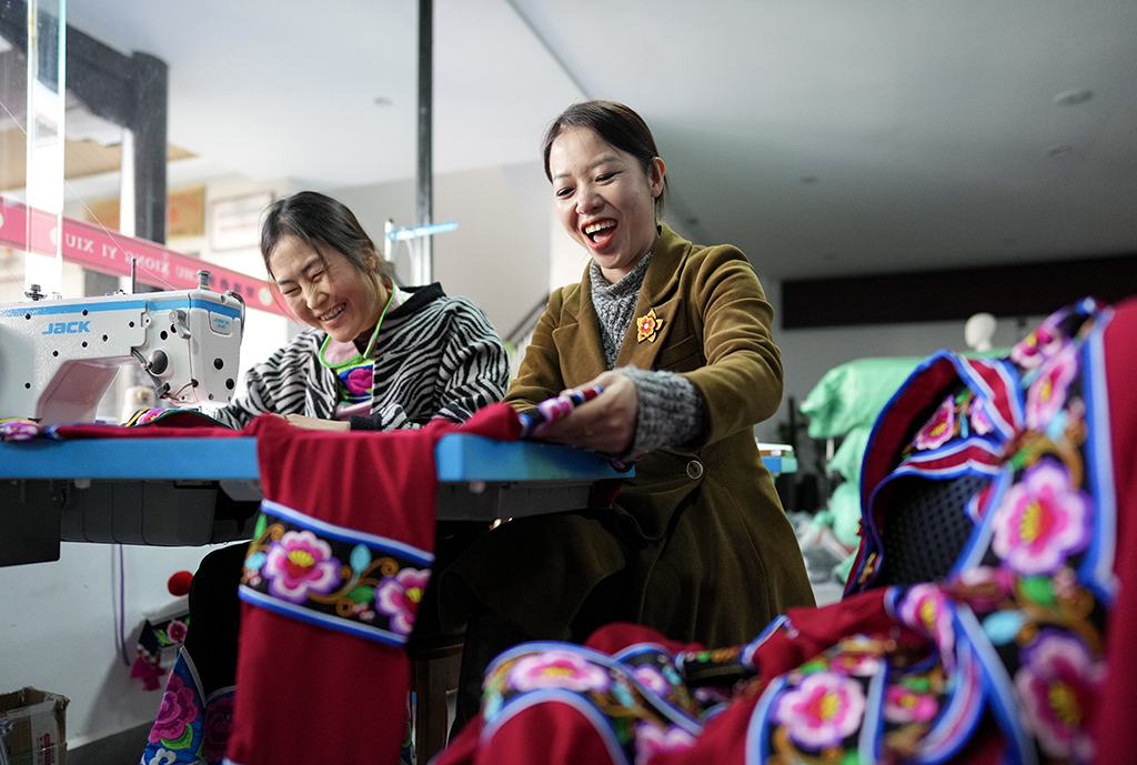 2月9日，金瑞瑞（右）在自己的工作室内和一名绣娘聊天。