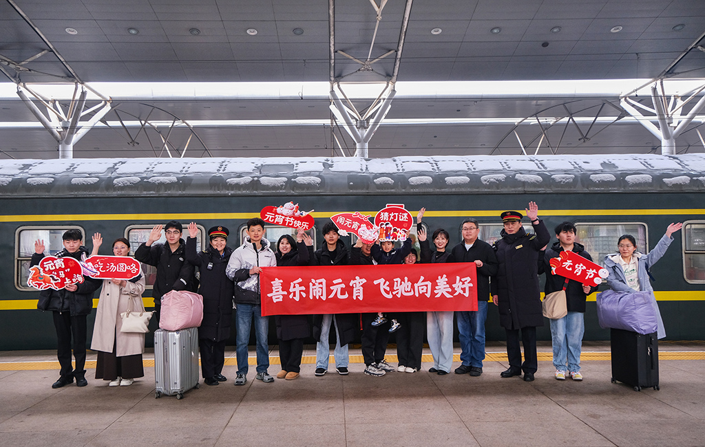 3月2日，T253次乘务人员与旅客在站台合影留念。