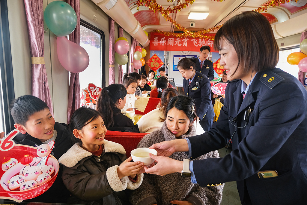 3月2日，T253次列车乘务人员为旅客送上元宵庆祝佳节。