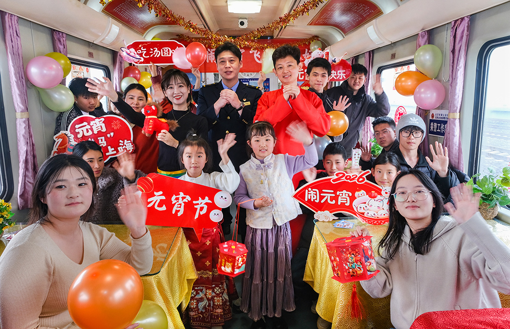 3月2日，T253次列车乘务人员与旅客合影留念。