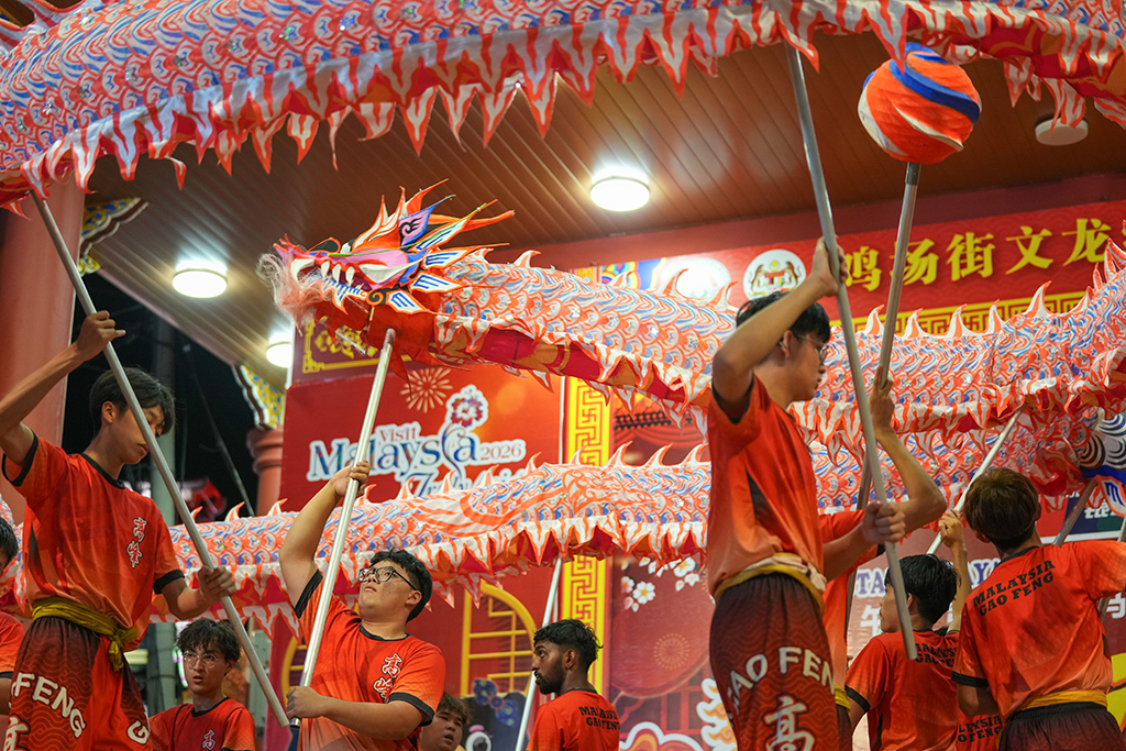 3月3日,表演者在马来西亚马六甲市鸡场街表演舞龙。新华社记者 陈泽国 摄