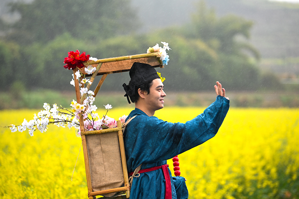 3月3日拍攝的油菜花田中的漢服愛好者。近日，重慶市永川區仙龍鎮的萬余畝油菜花競相綻放，宛如一片金色海洋。
