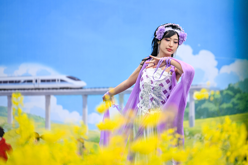 3月3日拍攝的油菜花田中的漢服愛好者。近日，重慶市永川區仙龍鎮的萬余畝油菜花競相綻放，宛如一片金色海洋。