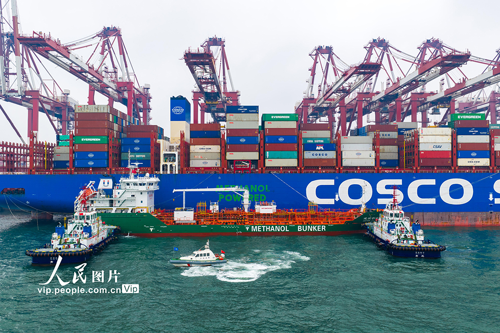 山东港口青岛港完成首批绿色甲醇“船对船”加注【3】