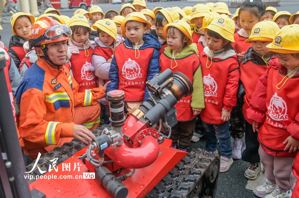 湖南道县:萌娃学消防 安全伴成长【2】