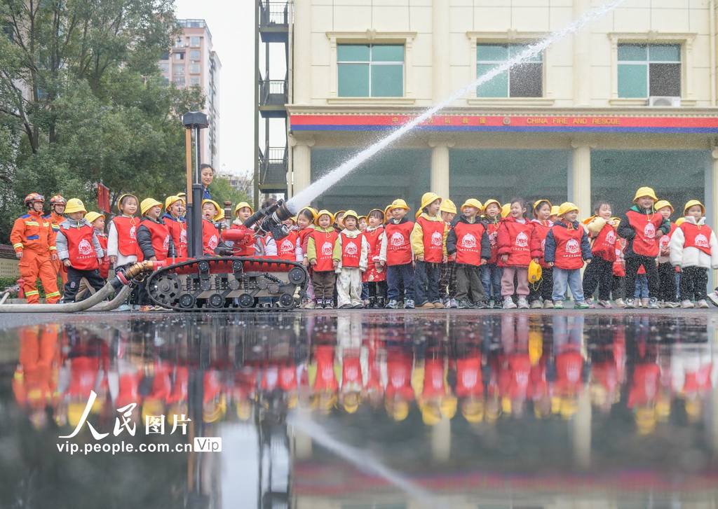 湖南道县:萌娃学消防 安全伴成长【4】