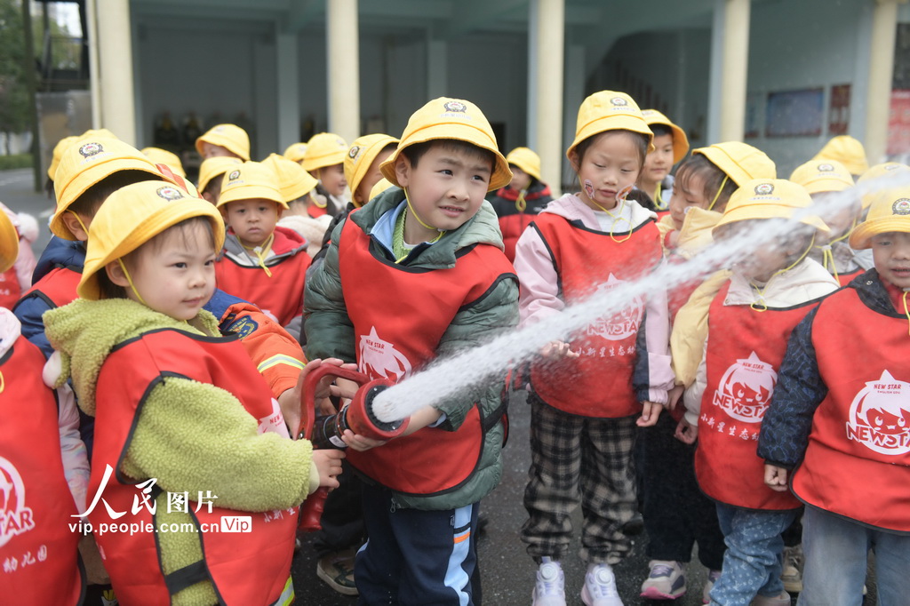 湖南道县:萌娃学消防 安全伴成长【5】