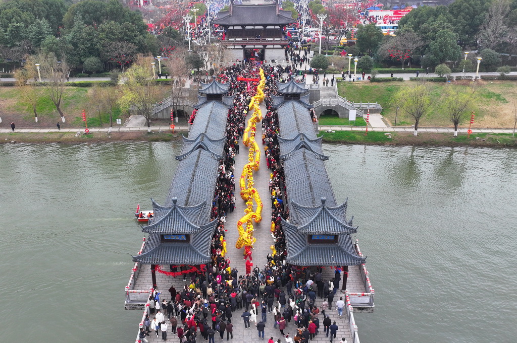 3月4日，民俗表演巡游隊伍走過太平橋（無人機照片）。