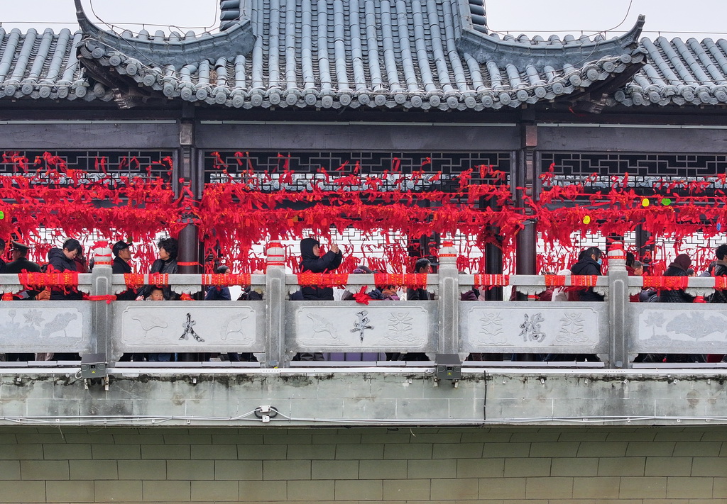 3月4日，人們走過太平橋（無人機照片）。