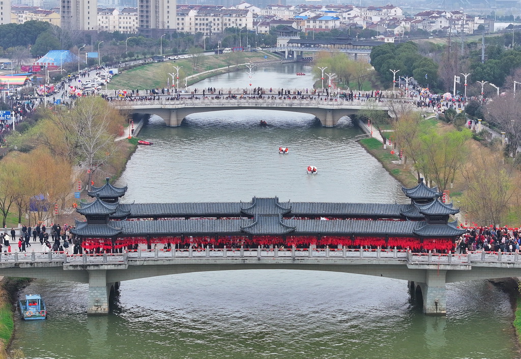 3月4日，人們走過太平橋（無人機照片）。
