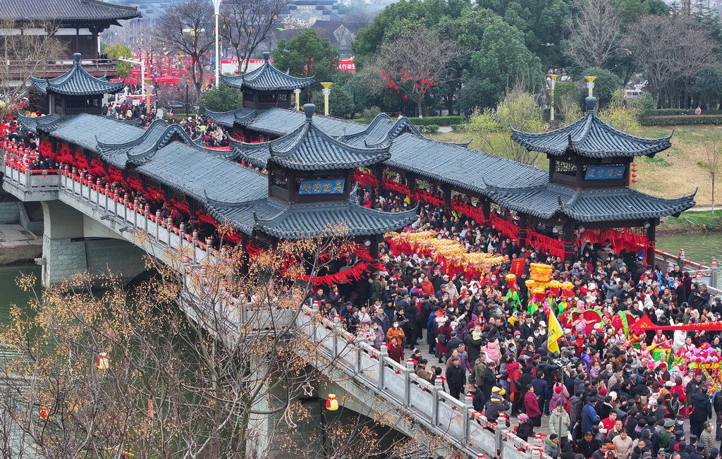 3月4日，民俗表演巡游隊伍走過太平橋（無人機照片）。