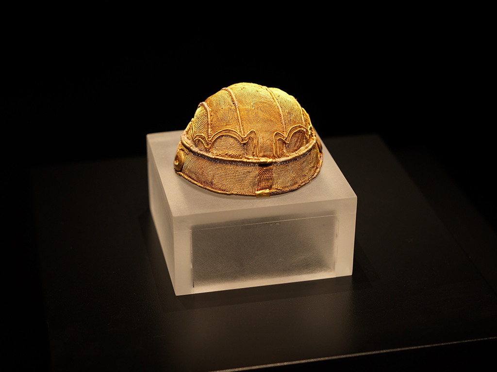 这是展出的“金梁冠”（3月3日摄）。