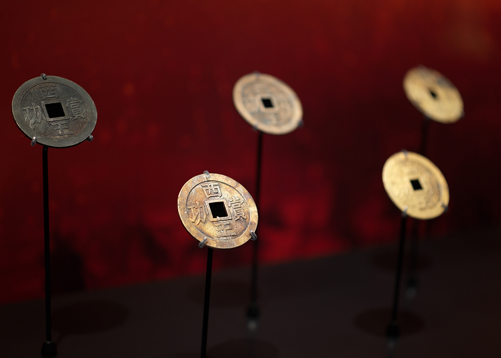 这是展出的“西王赏功”金币（3月3日摄）。