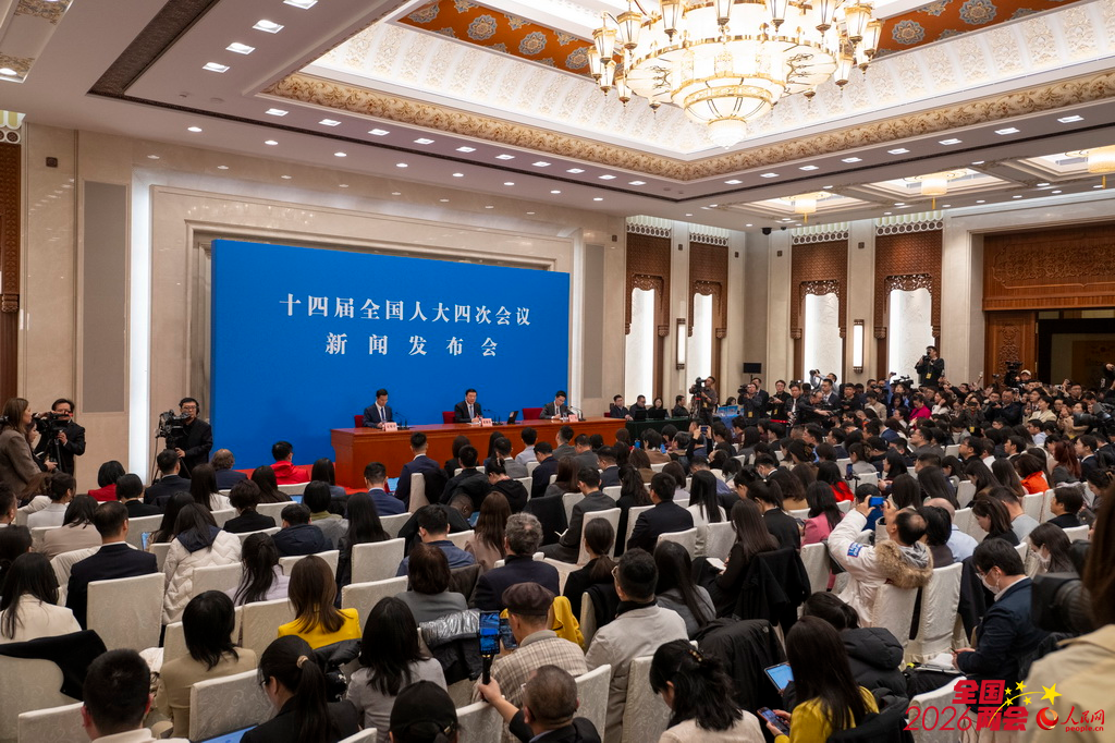3月4日，十四届全国人大四次会议举行新闻发布会现场，媒体记者正在采访。