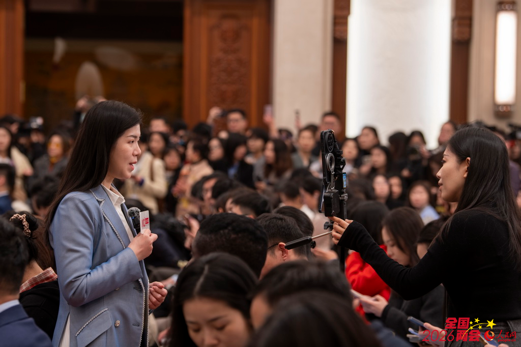 3月4日，十四届全国人大四次会议举行新闻发布会现场，媒体记者正在采访。