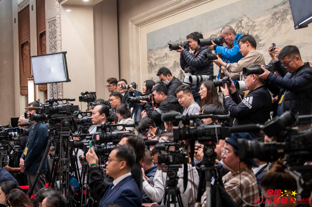 3月4日，十四届全国人大四次会议举行新闻发布会现场，媒体记者正在拍摄。