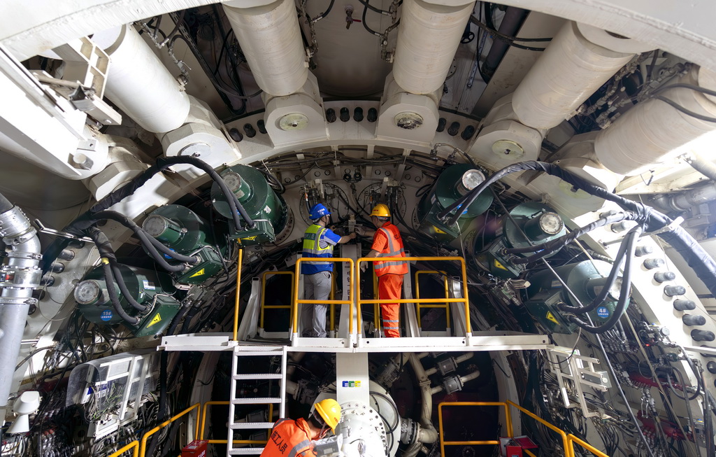 3月4日，在厦金大桥（厦门段）环岛路右线隧道项目施工现场，中铁十四局工程技术人员在对“厦金号”盾构机主驱动做日常维保。