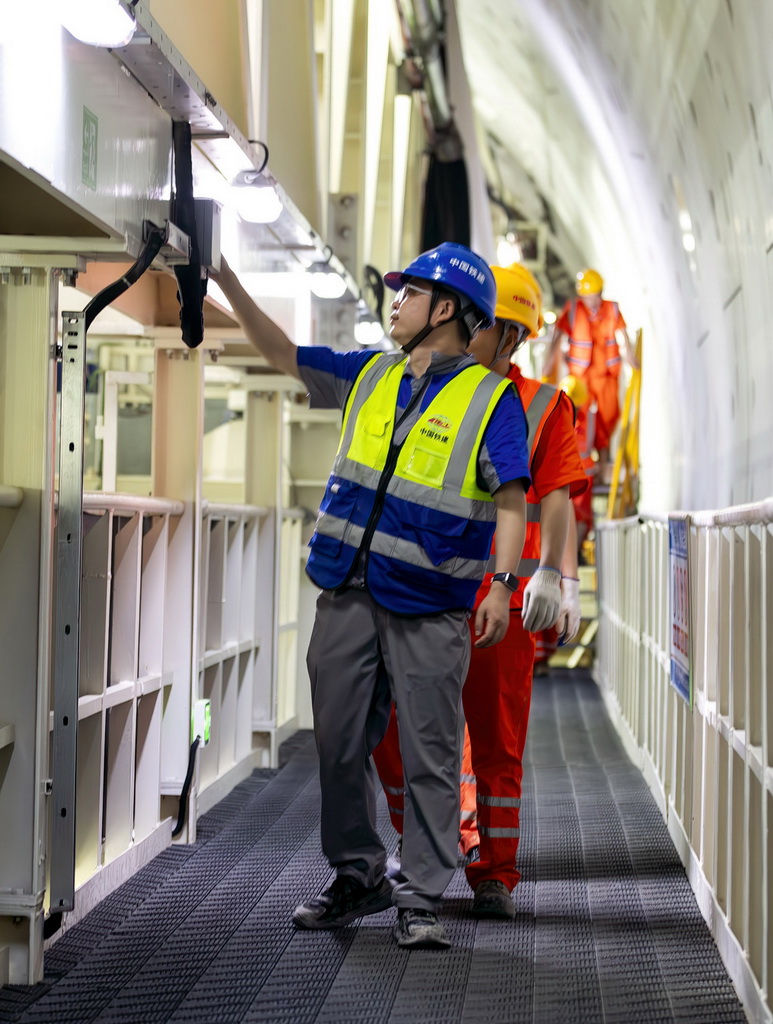 3月4日，中铁十四局工程作业人员在对盾构机后配套设备进行日常巡检。