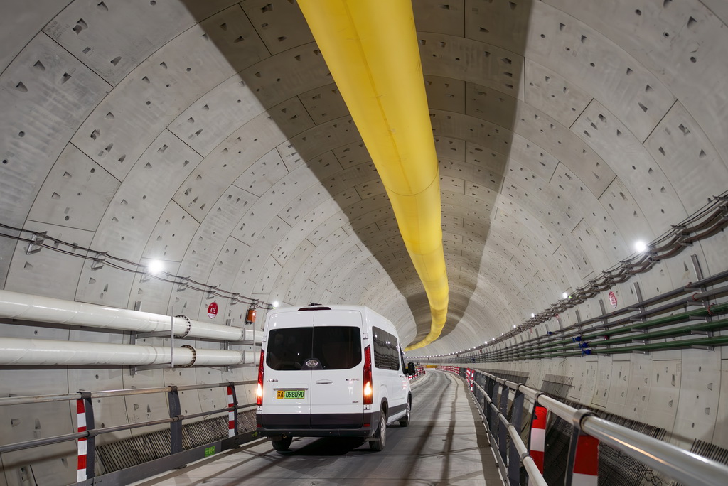 这是厦金大桥（厦门段）环岛路右线成型隧道（3月4日摄）。