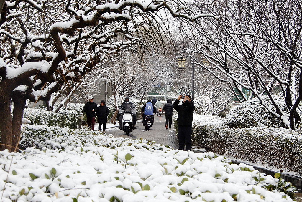 3月5日，市民行走在北京市東城區玉河邊的道路上。新華社記者 李欣 攝