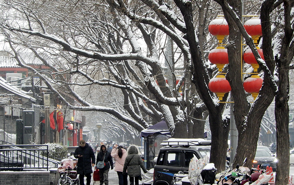 3月5日，市民行走在北京市東城區交道口大街上。新華社記者 李欣 攝