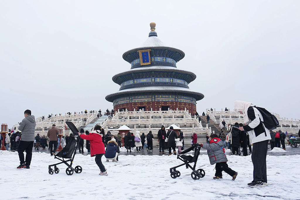 3月5日，游客在雪后的北京天壇公園祈年殿參觀游覽。新華社記者 鞠煥宗 攝