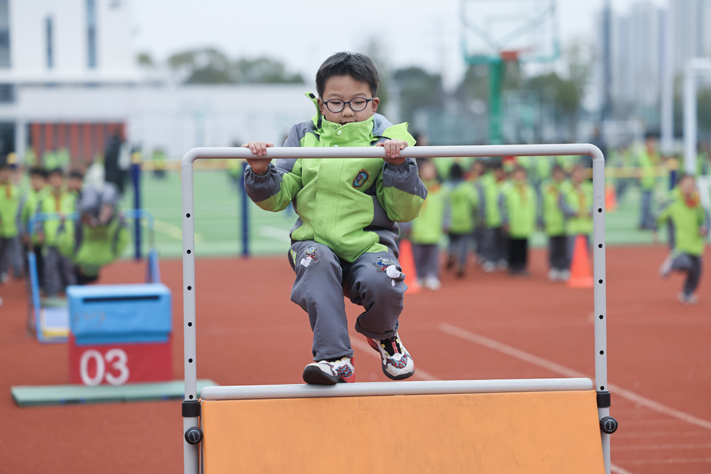 3月5日，嘉兴市实验小学亚欧校区的学生们参加开学第一课跑酷运动训练。