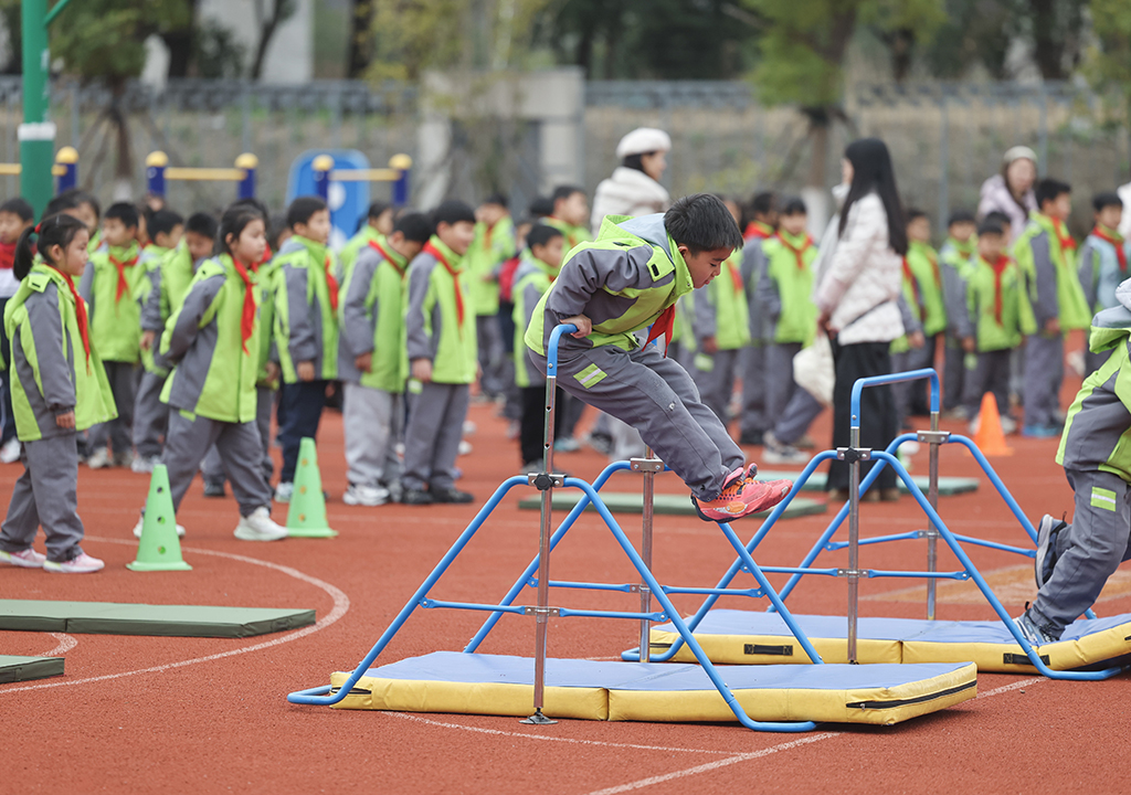 3月5日，嘉兴市实验小学亚欧校区的学生们参加开学第一课跑酷运动训练。