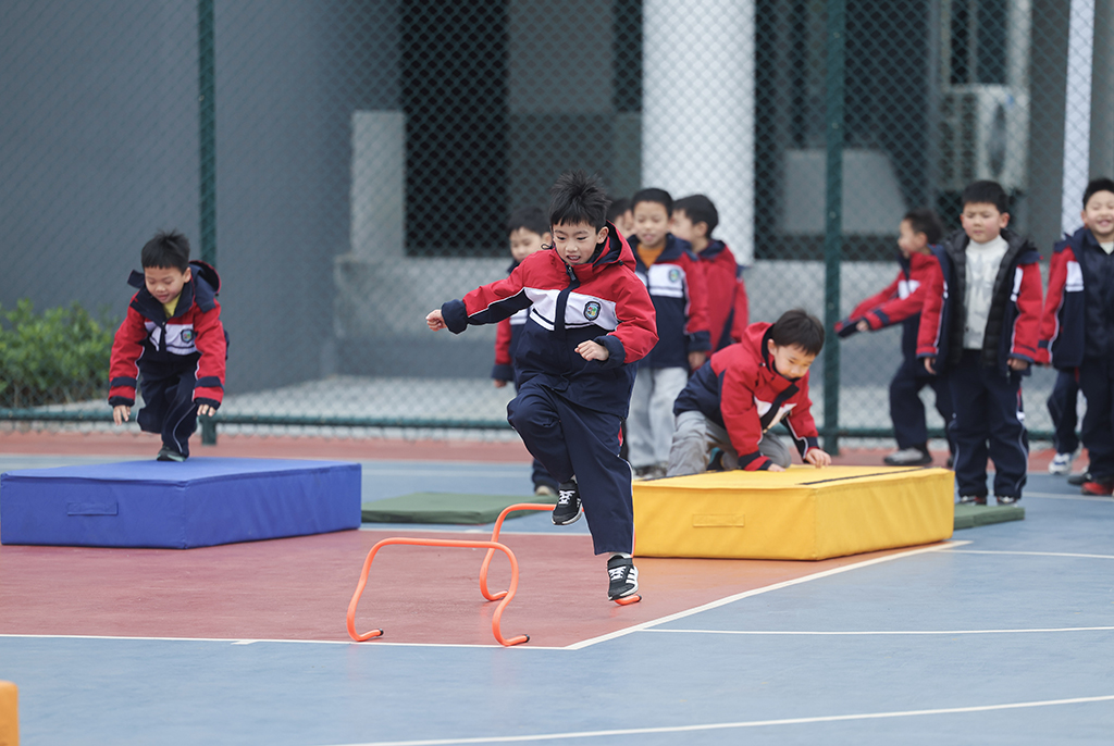 3月5日，嘉兴市实验小学亚欧校区的学生们参加开学第一课跑酷运动训练。