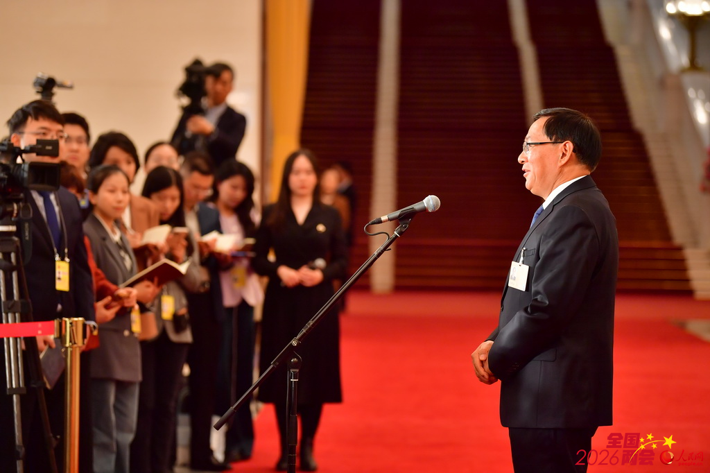 國務院國有資產監督管理委員會主任張玉卓接受媒體採訪。