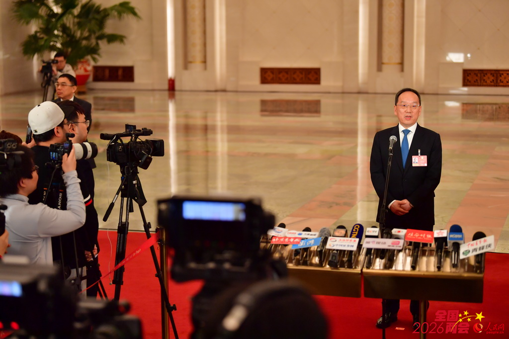 工業和信息化部部長李樂成接受媒體採訪。