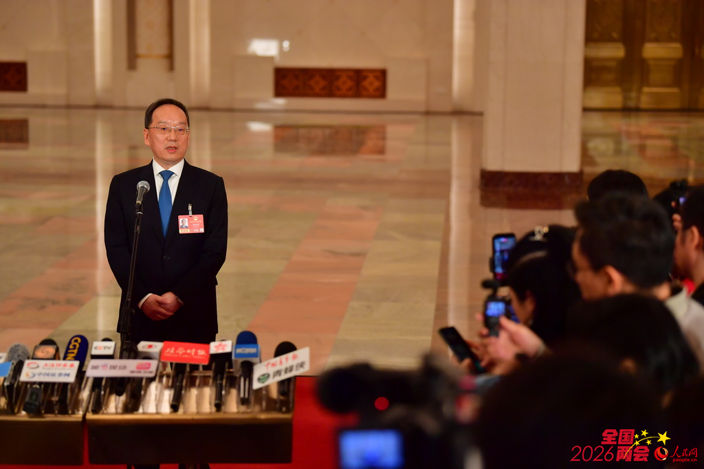 工業和信息化部部長李樂成接受媒體採訪。