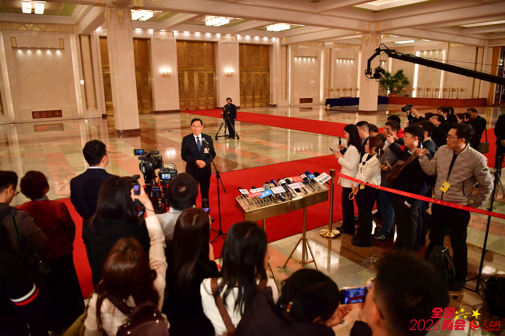 國務院國有資產監督管理委員會主任張玉卓接受媒體採訪。