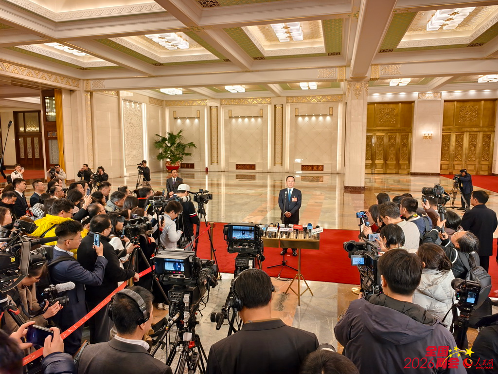 工業和信息化部部長李樂成接受媒體採訪。