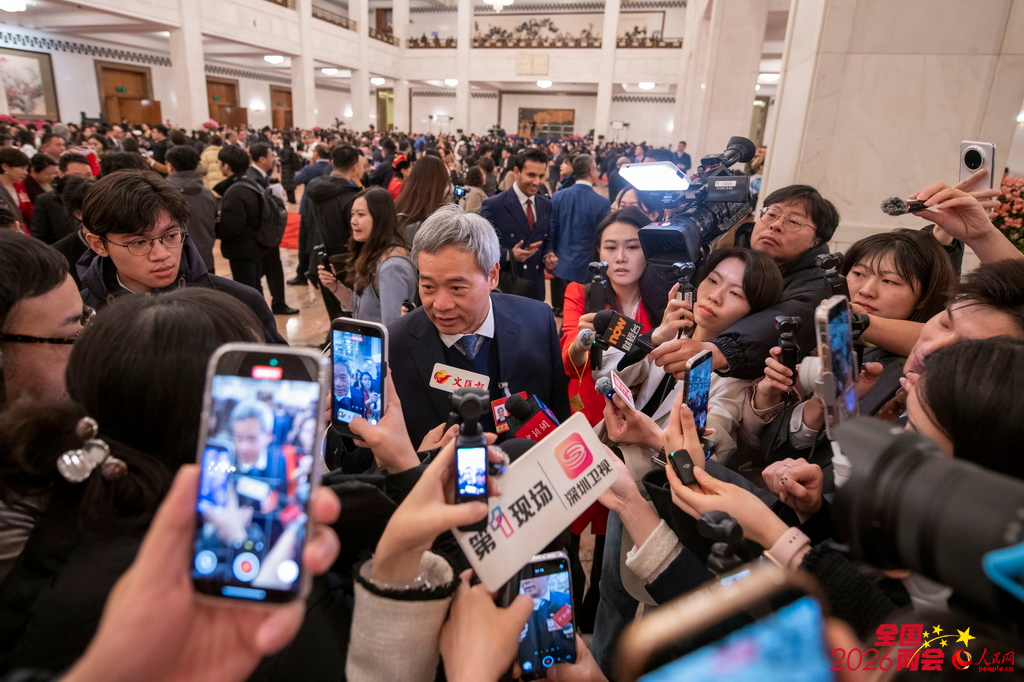 3月5日，十四届全国人大四次会议开幕会在北京人民大会堂举行。这是全国人大代表接受采访。