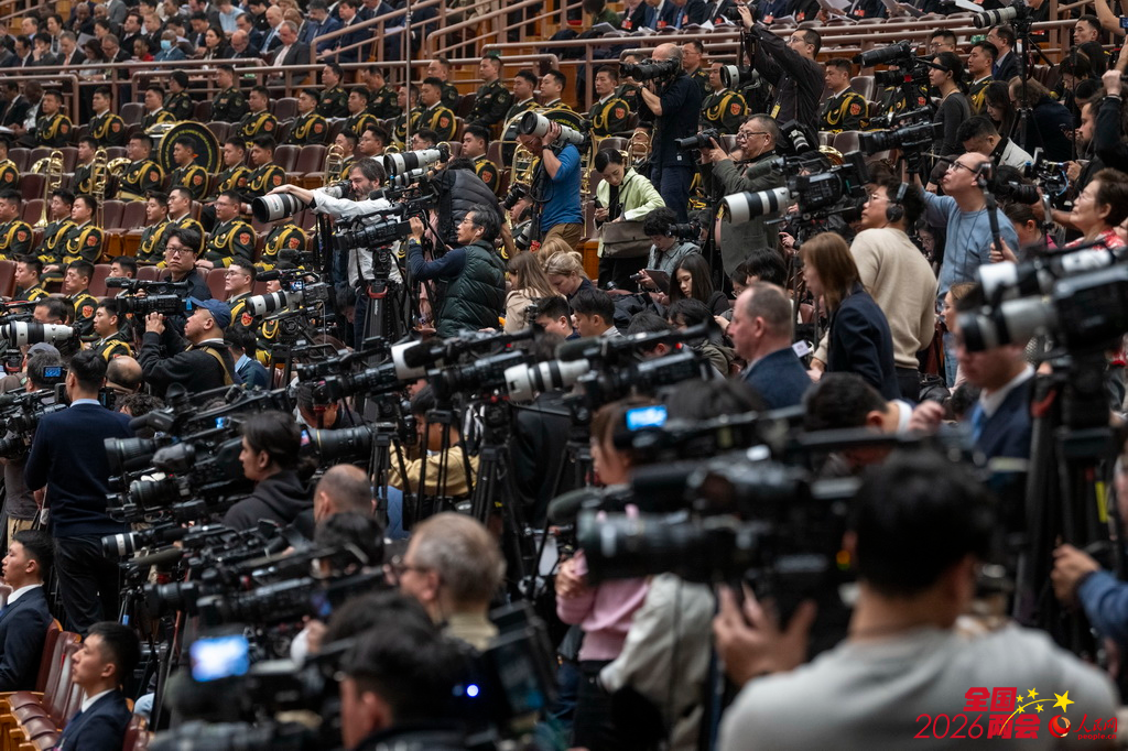 3月5日，十四届全国人大四次会议开幕会在北京人民大会堂举行。这是记者在会场采访。