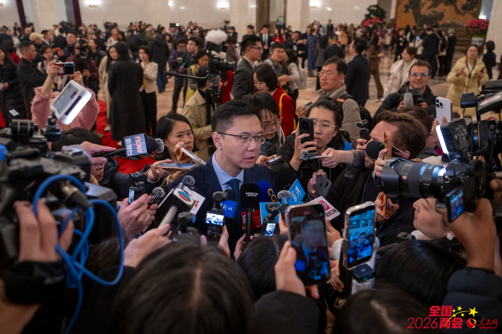 3月5日，十四届全国人大四次会议开幕会在北京人民大会堂举行。这是全国人大代表接受采访。