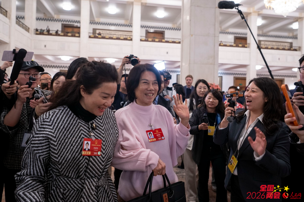 3月5日，十四届全国人大四次会议开幕会在北京人民大会堂举行。这是全国人大代表接受采访。