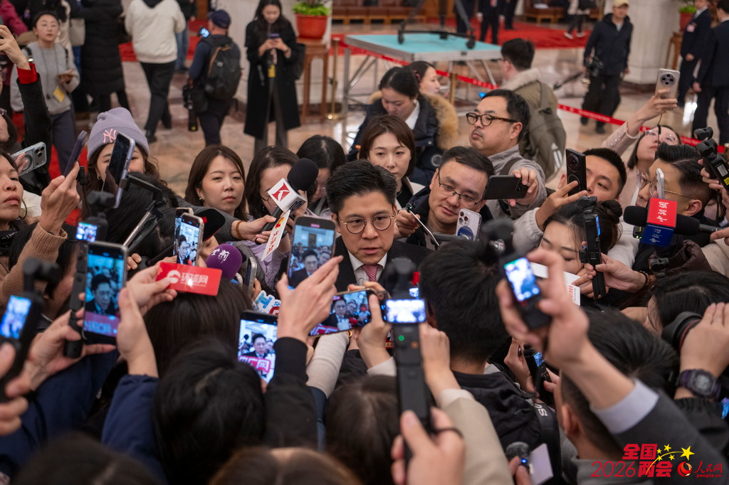 3月5日，十四届全国人大四次会议开幕会在北京人民大会堂举行。这是全国人大代表接受采访。
